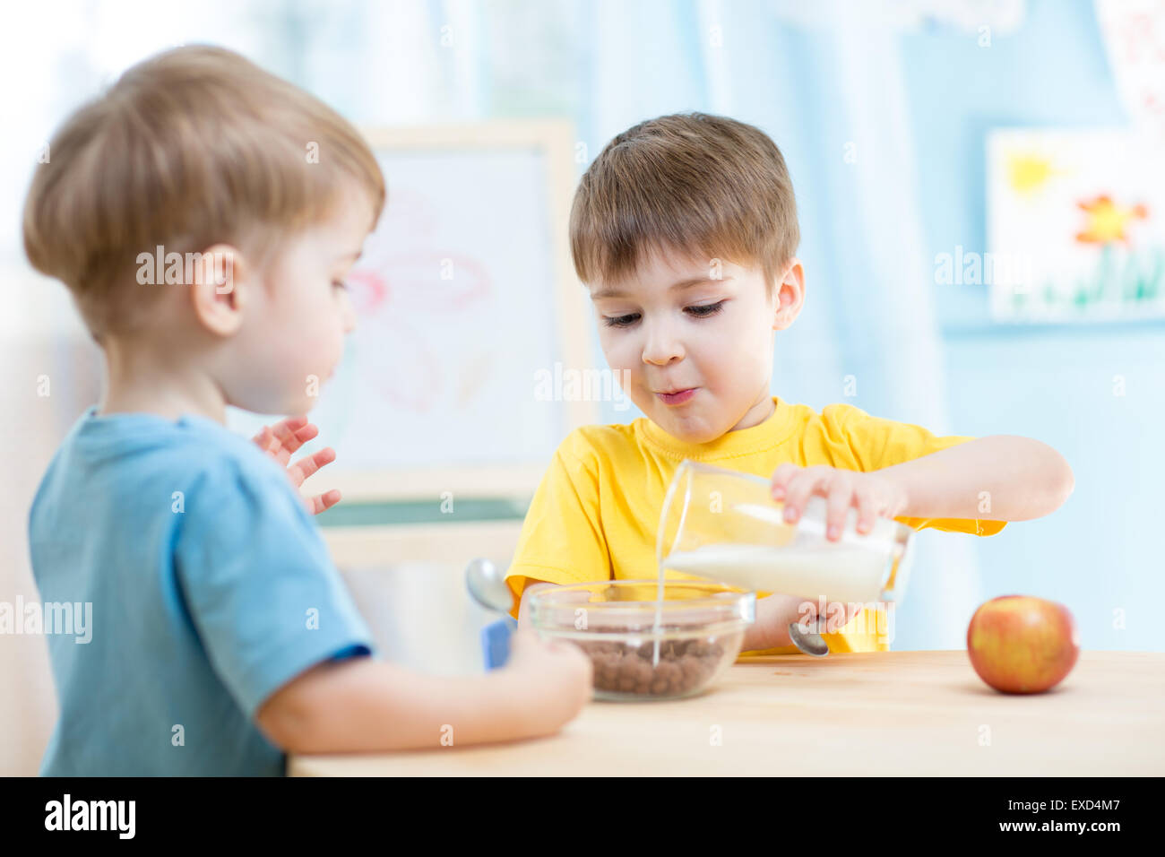I bambini a mangiare cibo sano a casa Foto Stock