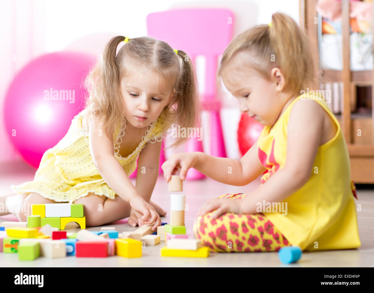 Bambini che giocano con i giocattoli di legno a casa Foto Stock