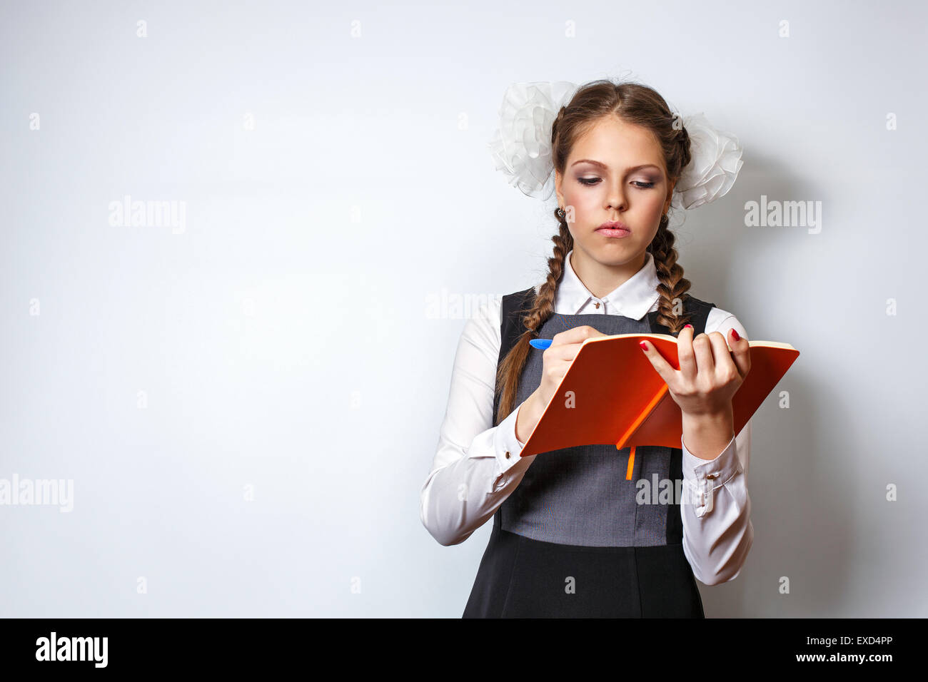 Ottimo studente scrive in un notebook. Il concetto di istruzione moderna. Si torna a scuola. Foto Stock