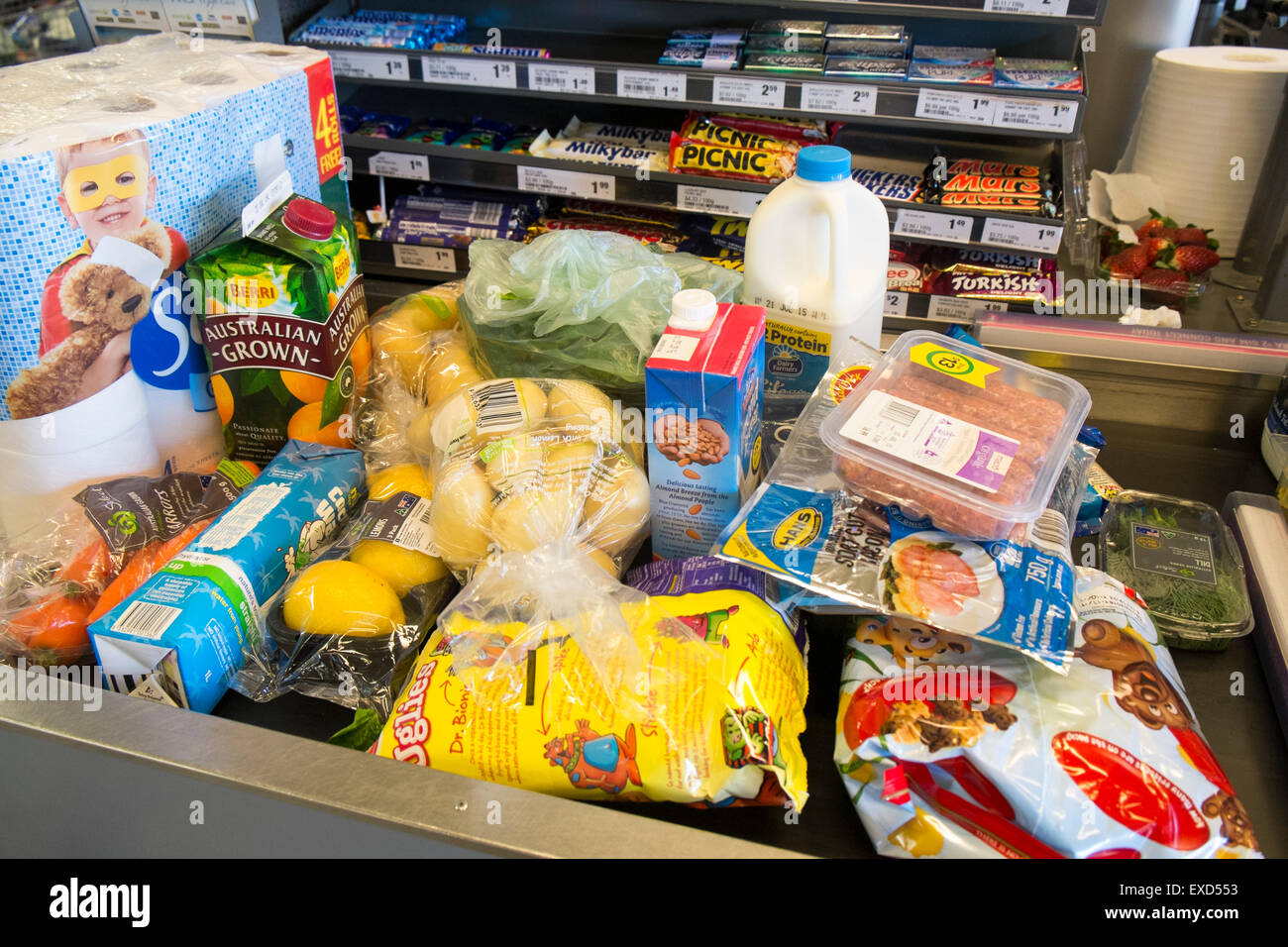 Cibo sul nastro trasportatore di cassa in un supermercato australiano woolworths Foto Stock