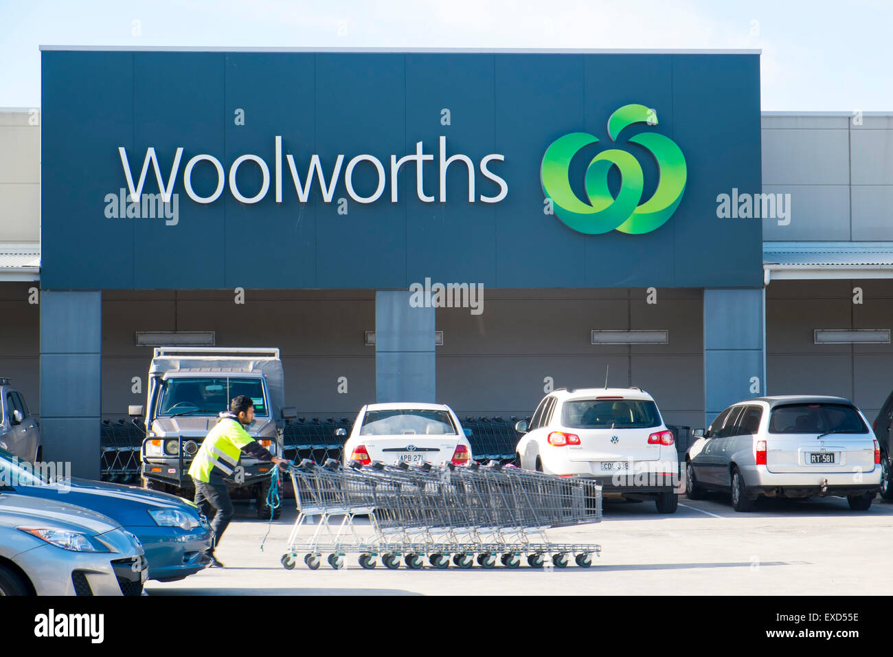 Woolworths supermarket drogheria a Mona Vale, Sydney, Australia, con un assistente di spingere carrelli per supermercati Foto Stock