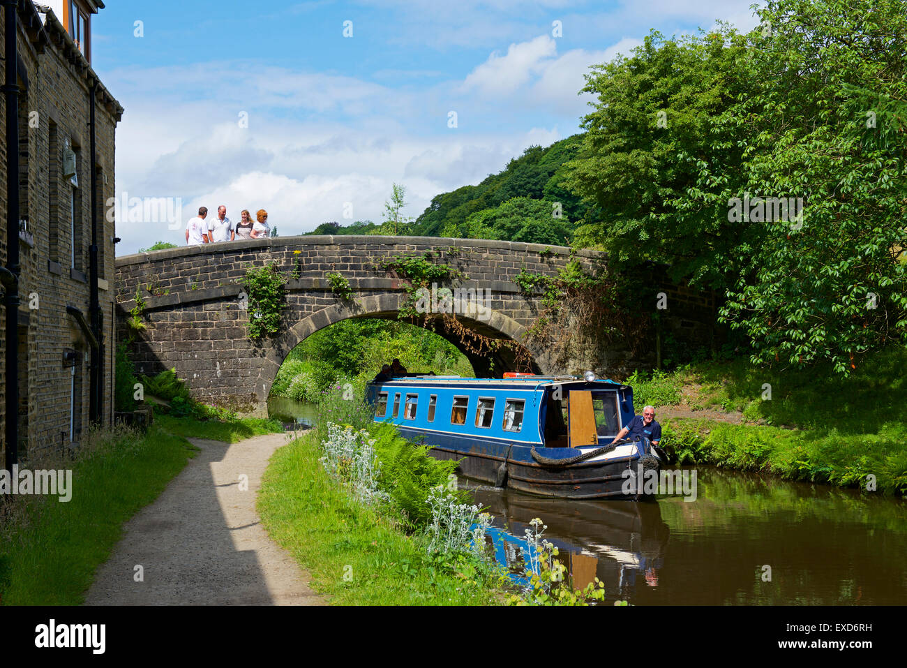Narrowboat su Rochdale Canal, vicino Brearley, Calderdale, West Yorkshire, Inghilterra, Regno Unito Foto Stock