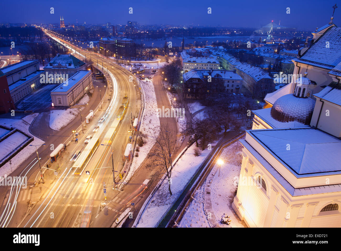 Polonia - Varsavia, Solidarietà Avenue, notte invernale cityscape, parte di Sant Anna chiesa sulla destra. Foto Stock