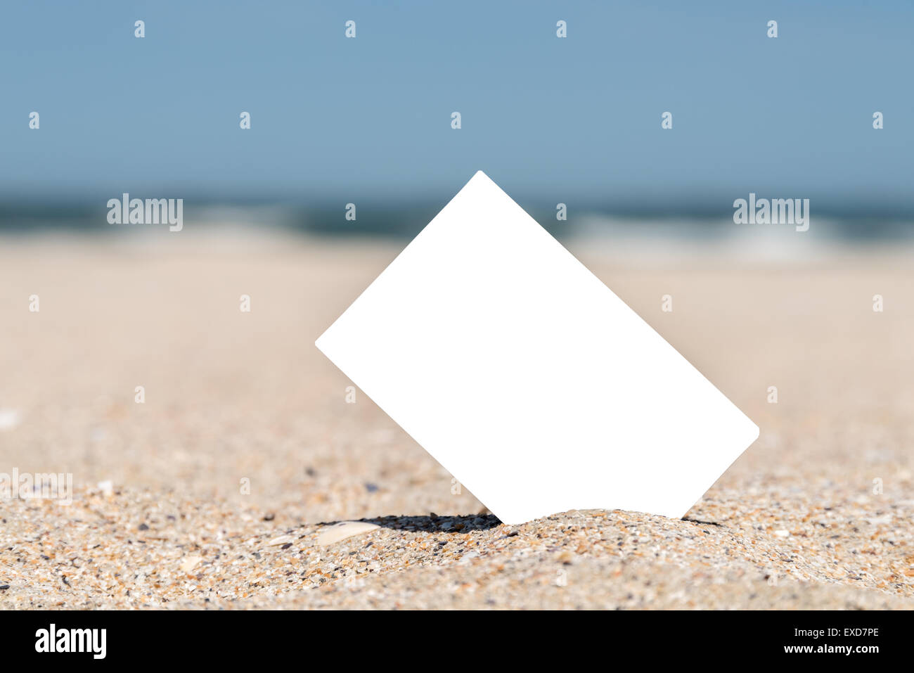 Vuoto bianco Instant Photo Card sulla spiaggia di sabbia in estate Foto Stock