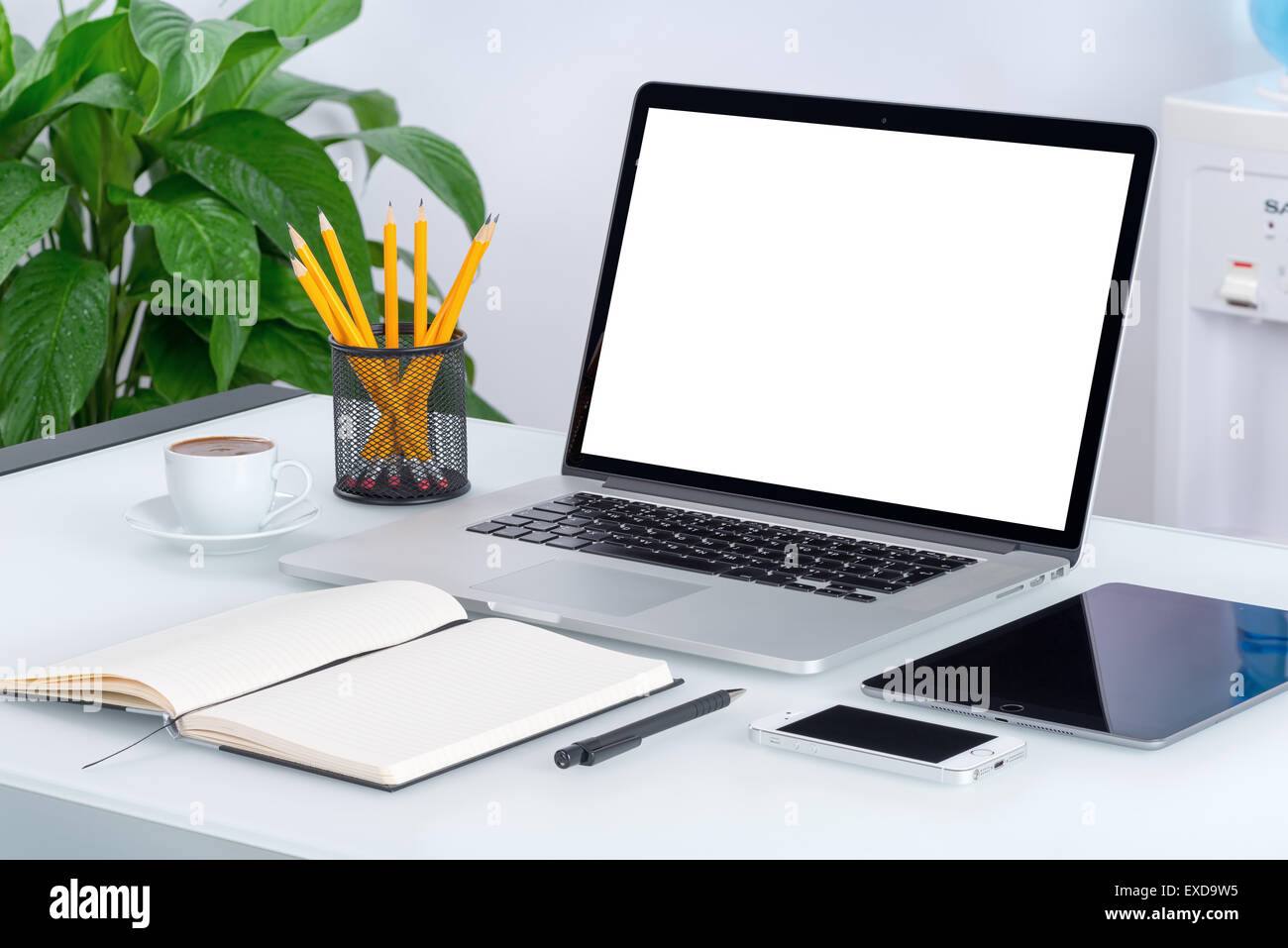 Laptop mockup con tablet PC, smartphone e computer portatili sulla moderna scrivania in ufficio. Per la progettazione di presentazione o di portafoglio. Foto Stock