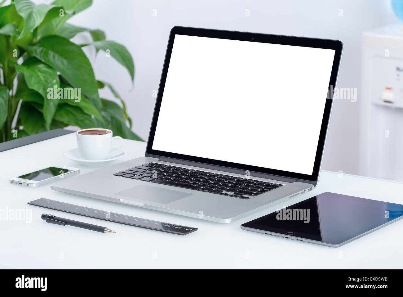 Ufficio moderno spazio di lavoro con computer laptop, tablet pc e smartphone sulla scrivania. Per la progettazione di presentazione o di portafoglio. Foto Stock