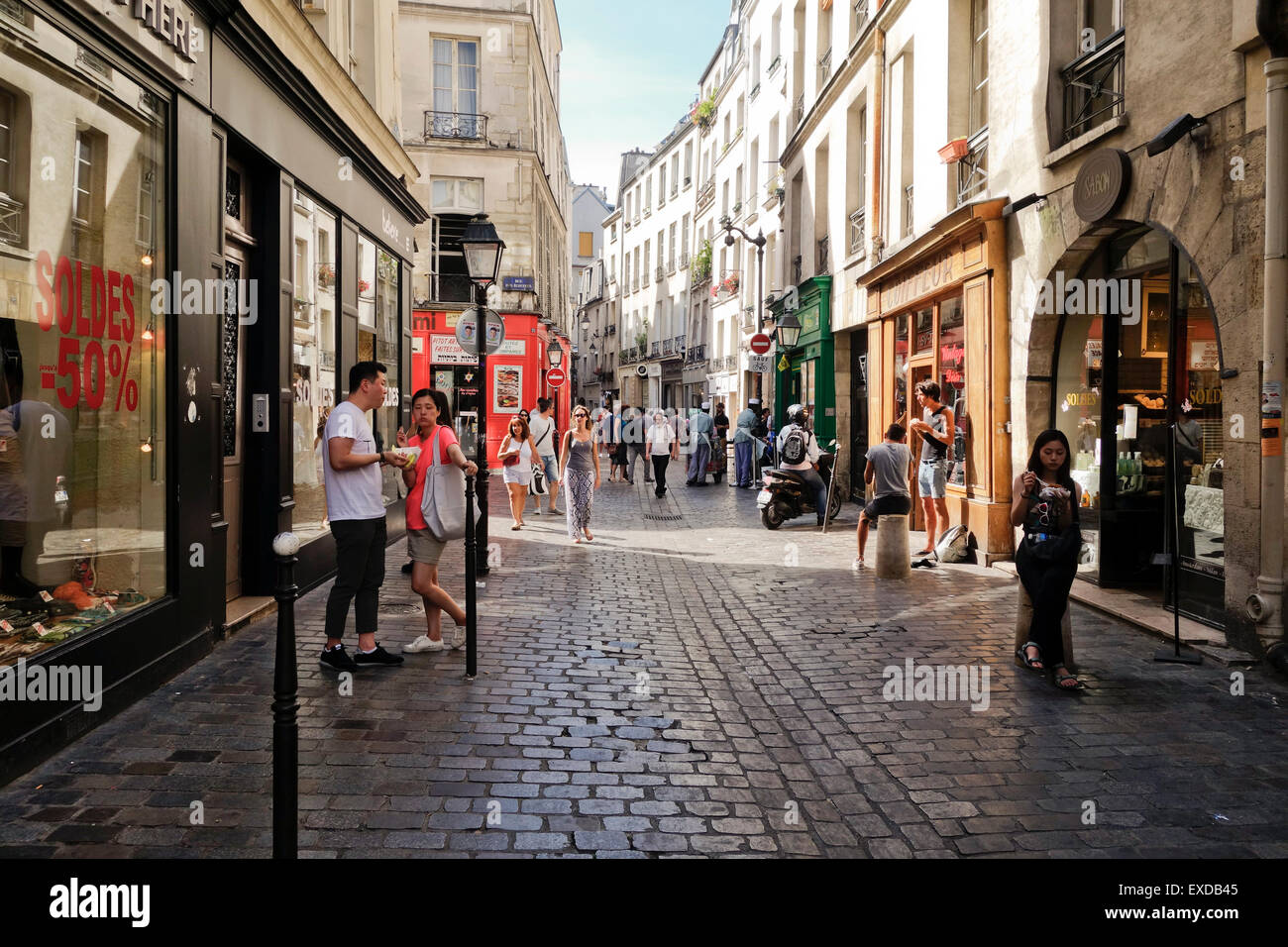 I turisti nel quartiere ebraico, Rue de Rosiers, quartiere gay a Le Marais, Paris, Francia. Foto Stock