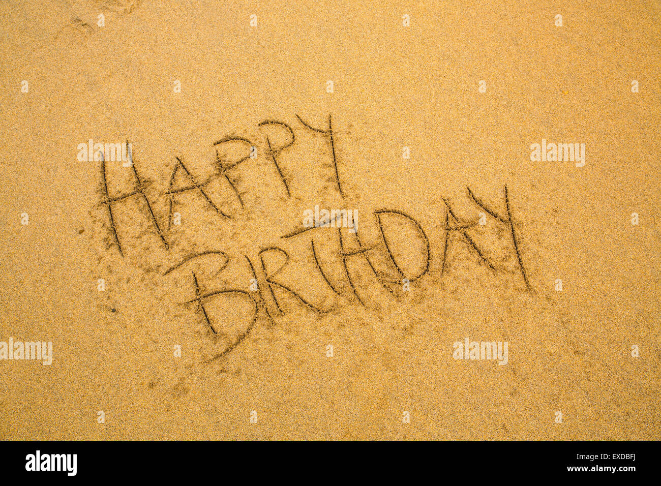 Messaggio nella sabbia; buon compleanno; Cornovaglia; Regno Unito Foto Stock