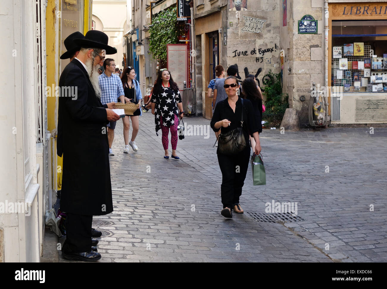 Due ebrei ortodossi uomini leggendo la Torah, chiedendo donazioni nel quartiere ebraico a Le Marais, Paris, Francia. Foto Stock
