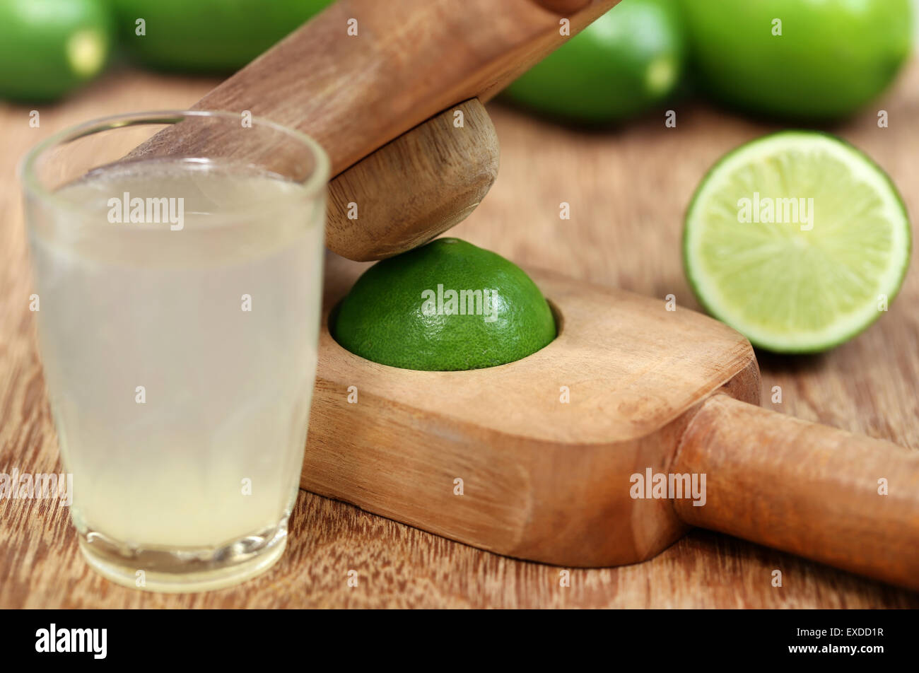 Il succo di limone con frutta centrifuga su una superficie di legno Foto Stock