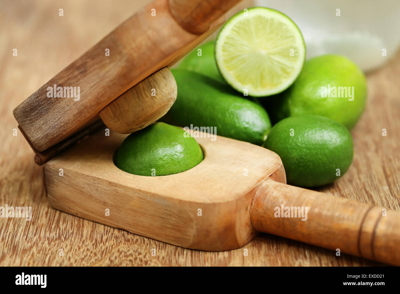 Il succo di limone con frutta centrifuga su una superficie di legno Foto Stock