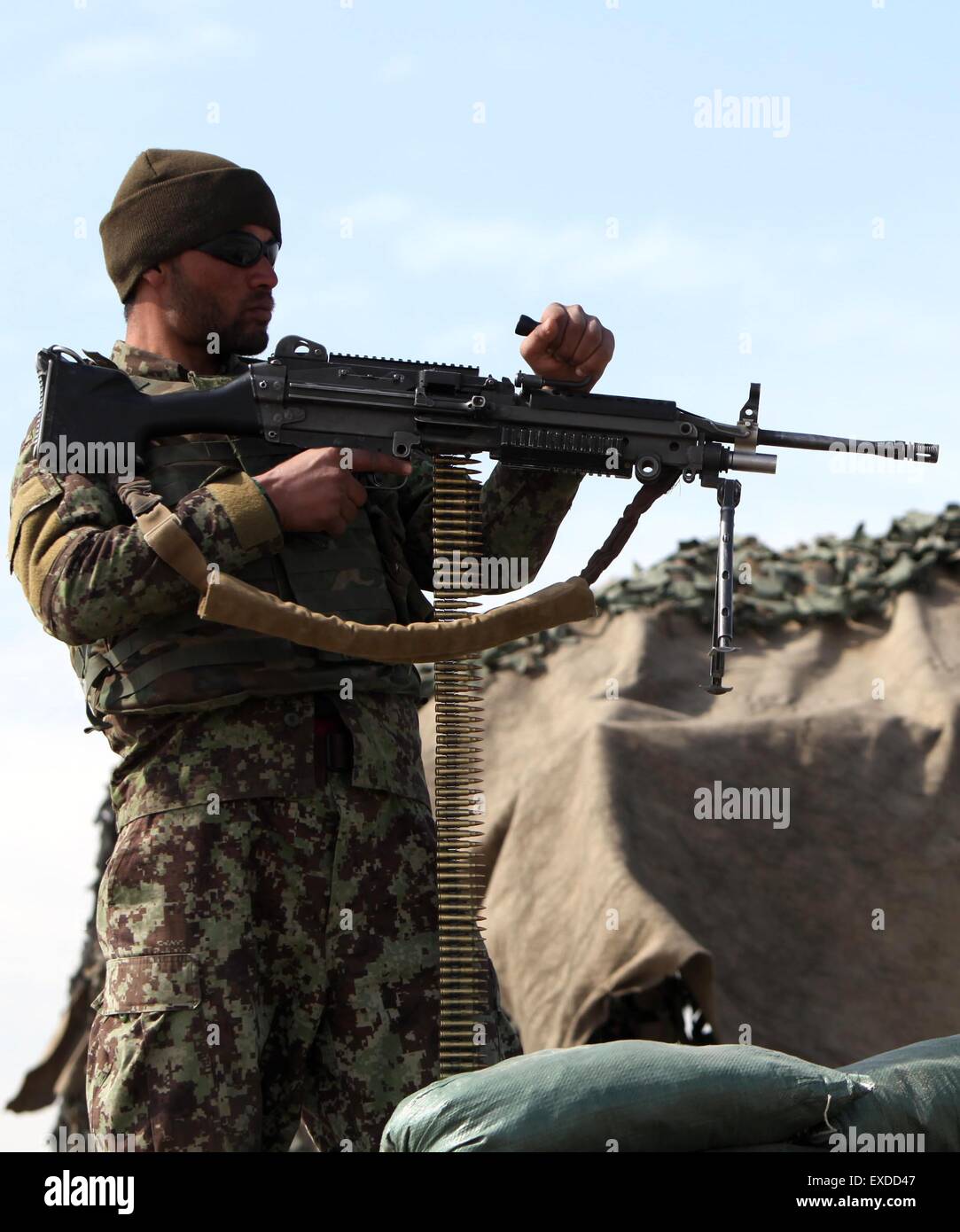 A Kabul, Afghanistan. 12 Luglio, 2015. Un esercito nazionale afghano soldato detiene una mitragliatrice mentre la guardia alla periferia di Kabul, Afghanistan il 12 luglio 2015. Una ventina di militanti sono stati uccisi come esercito afghano scatenata contro le operazioni militari in province separate, il paese del Ministero della Difesa detto Domenica. © Ahmad Massoud/Xinhua/Alamy Live News Foto Stock
