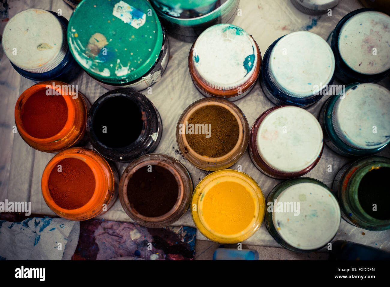 Vasi colorati di vernice in polvere in un pittore studio Foto Stock