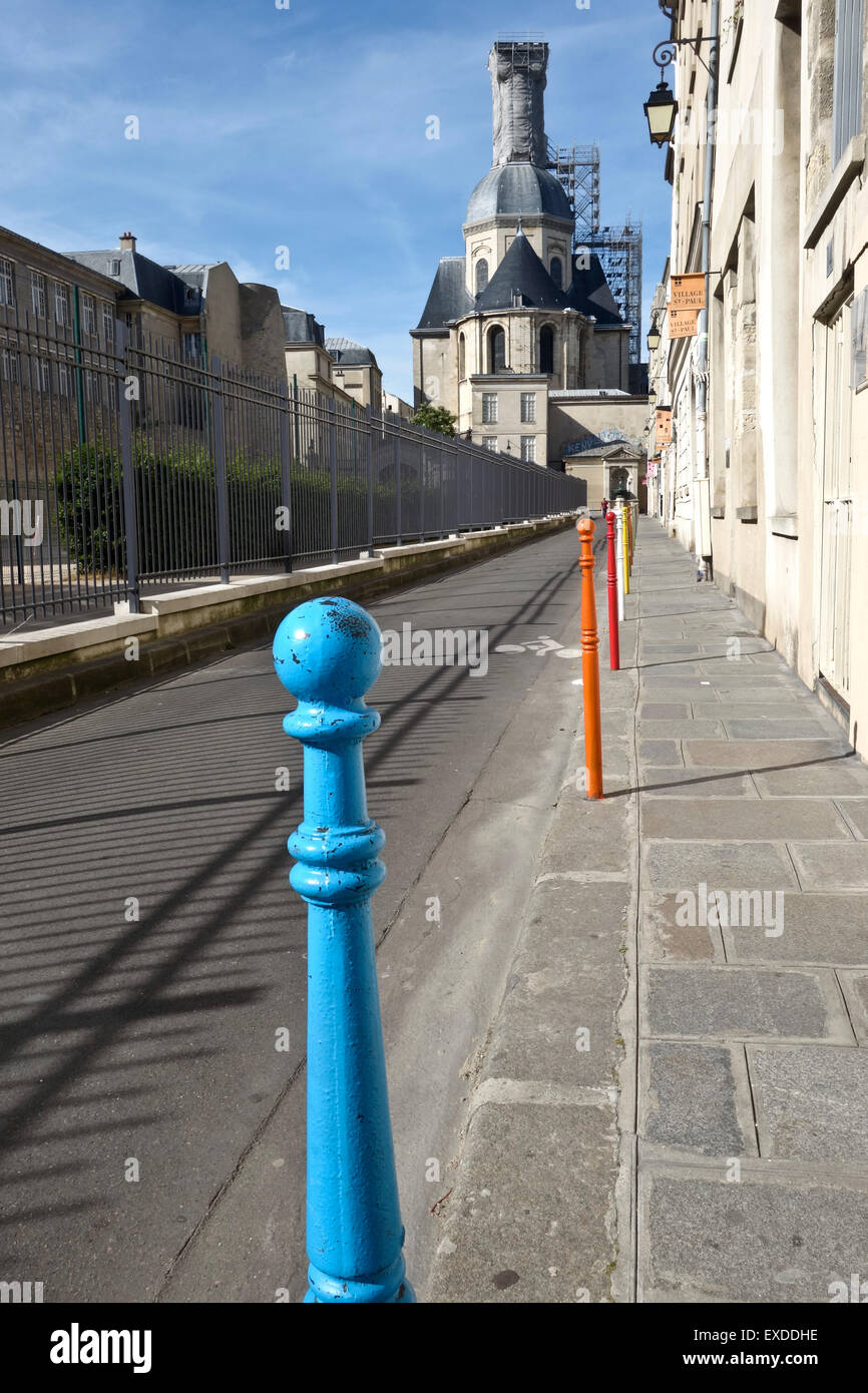 Dipinto street paracarri, Arte di strada, villaggio Saint-Paul, chiesa di Saint-Paul-Saint-Louis in background, Paris, Francia. Foto Stock