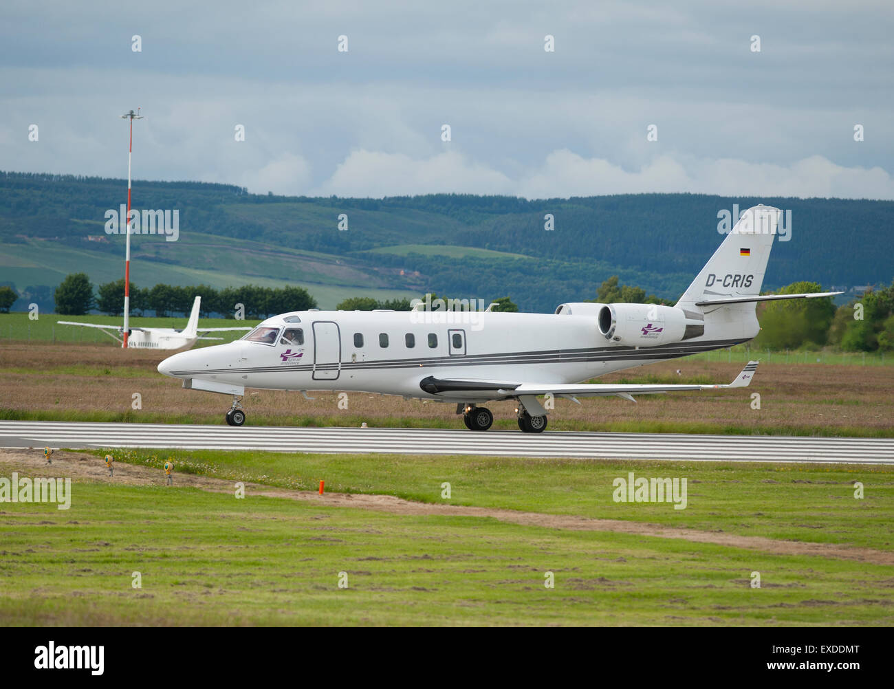 Tirolo Air Ambulance Gulfstream G100 Astra SPX (D-CRIS) a Inverness, Scotland. SCO 9942. Foto Stock