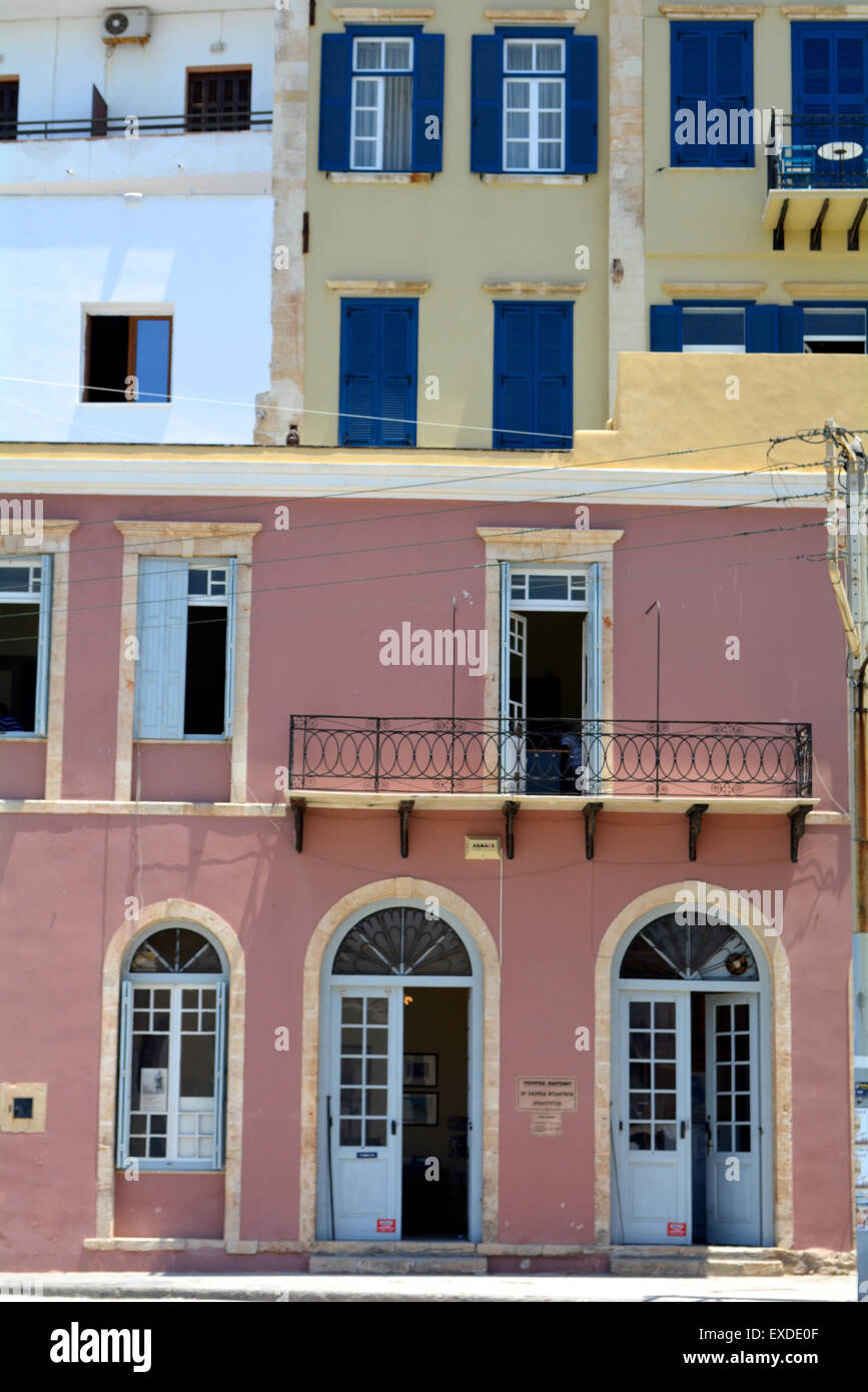 A tinte pastello di case colorate sul lungomare nel porto di Chania, Creta, Grecia Foto Stock