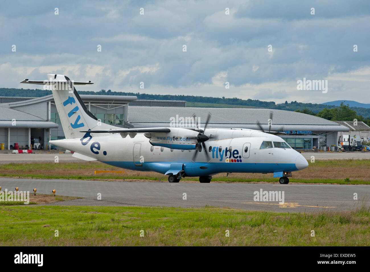 La Dornier 328-100 34 posti a breve distanza FlyBe lavoro aereo dall'aeroporto di Inverness. SCO 9944. Foto Stock