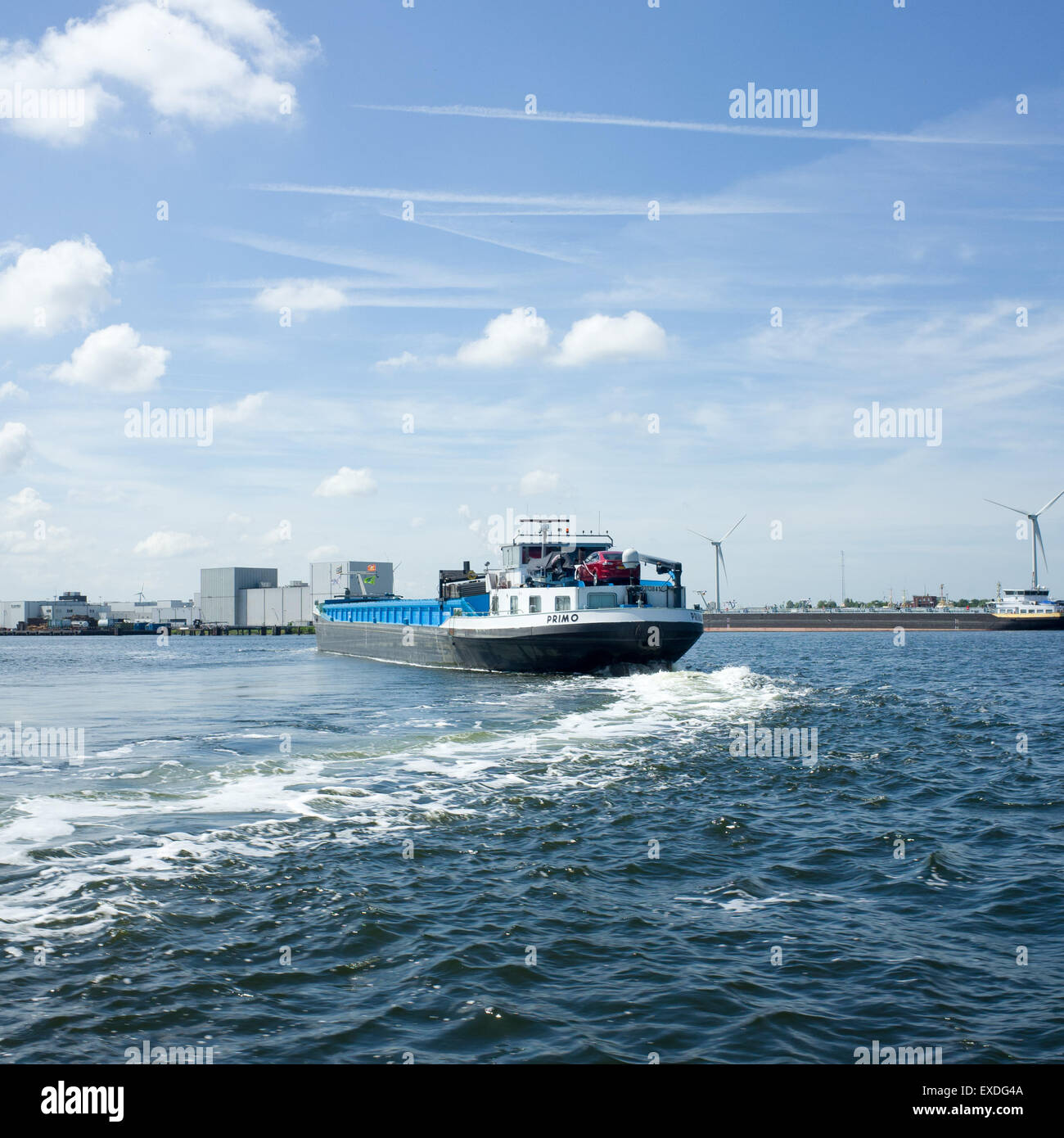 Un grande olandese Bettolina giri e lascia una scia Foto Stock