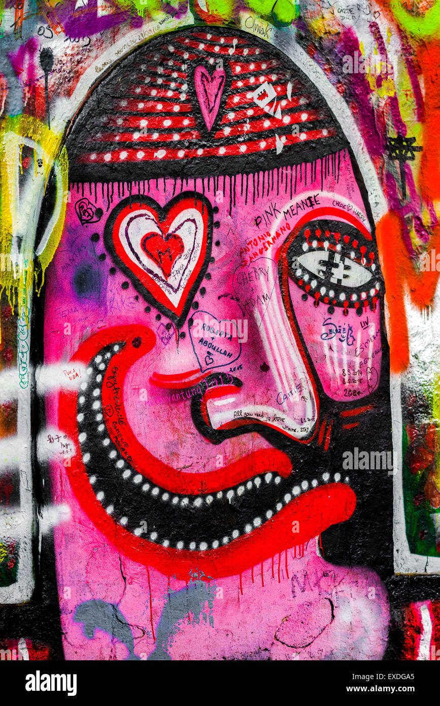 Praga, Repubblica Ceca - 21 Maggio 2015: dettaglio dal famoso Muro di John Lennon sull isola di Kampa a Praga riempito di Beatles ispirare Foto Stock