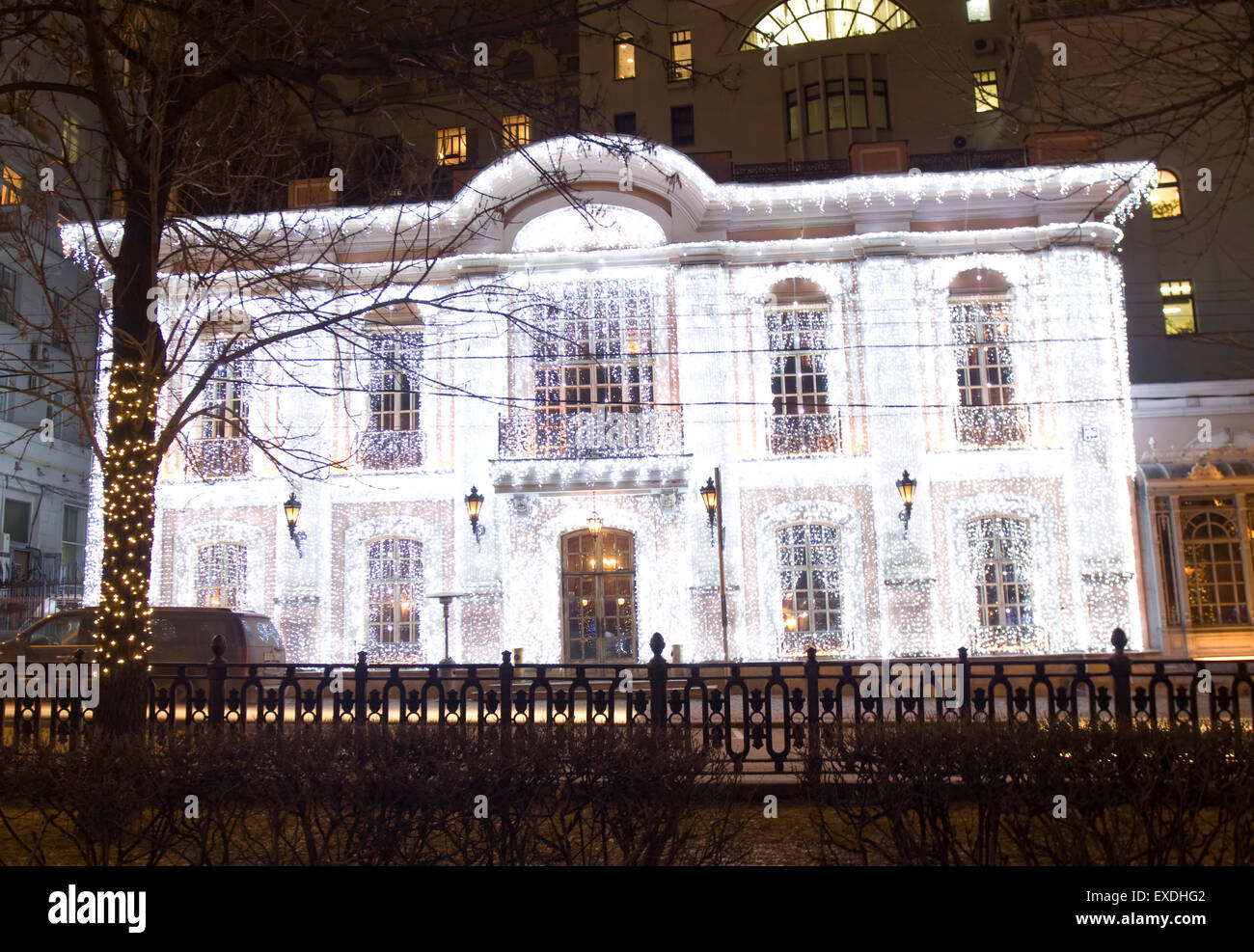 Mosca - 22 dicembre 2014: Natale illuminazione su edificio del ristorante 'Pushkin' sul Viale Tverskoi boulevard street. Foto Stock