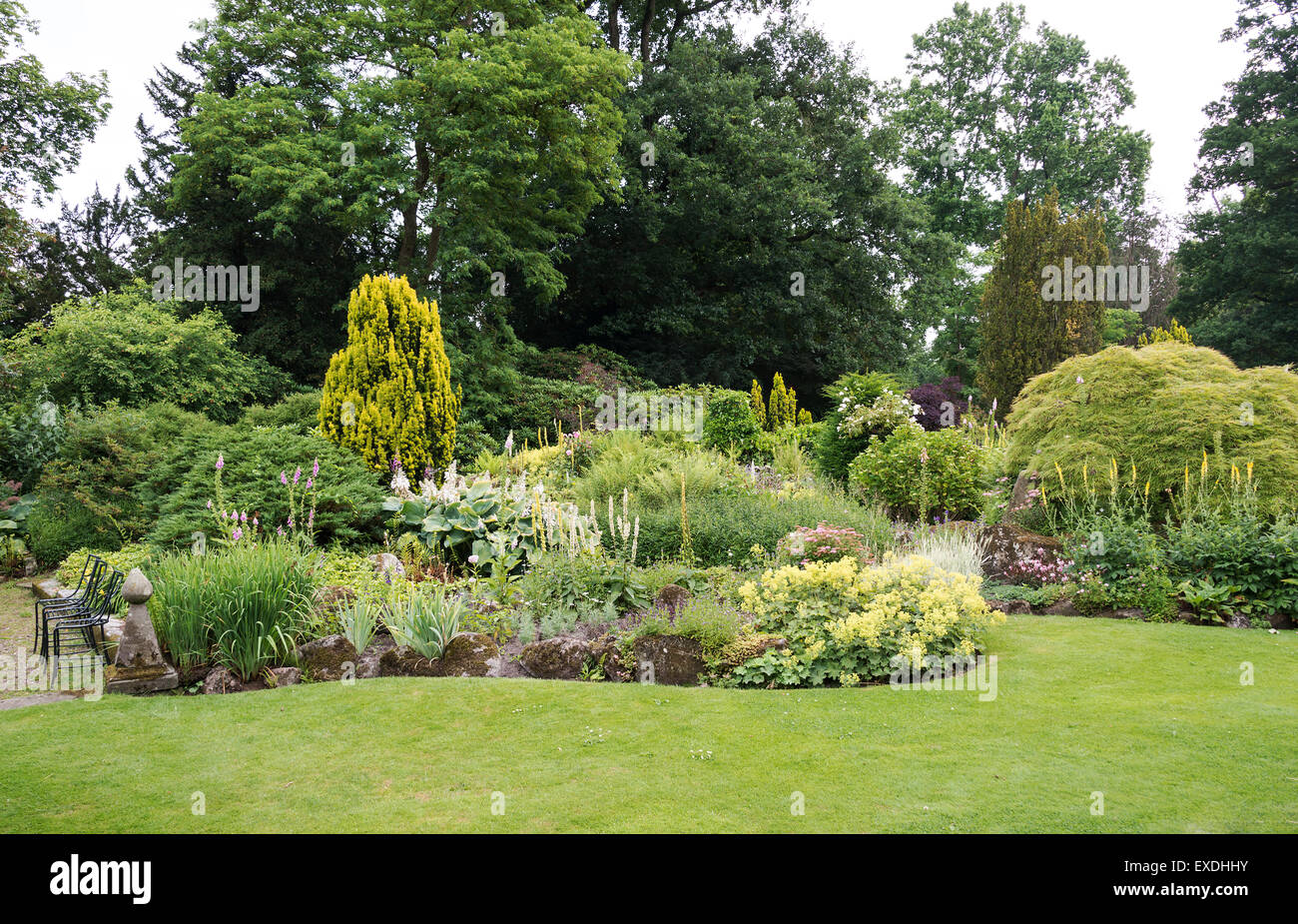 Grande giardino inglese con bordi e fiori Foto Stock