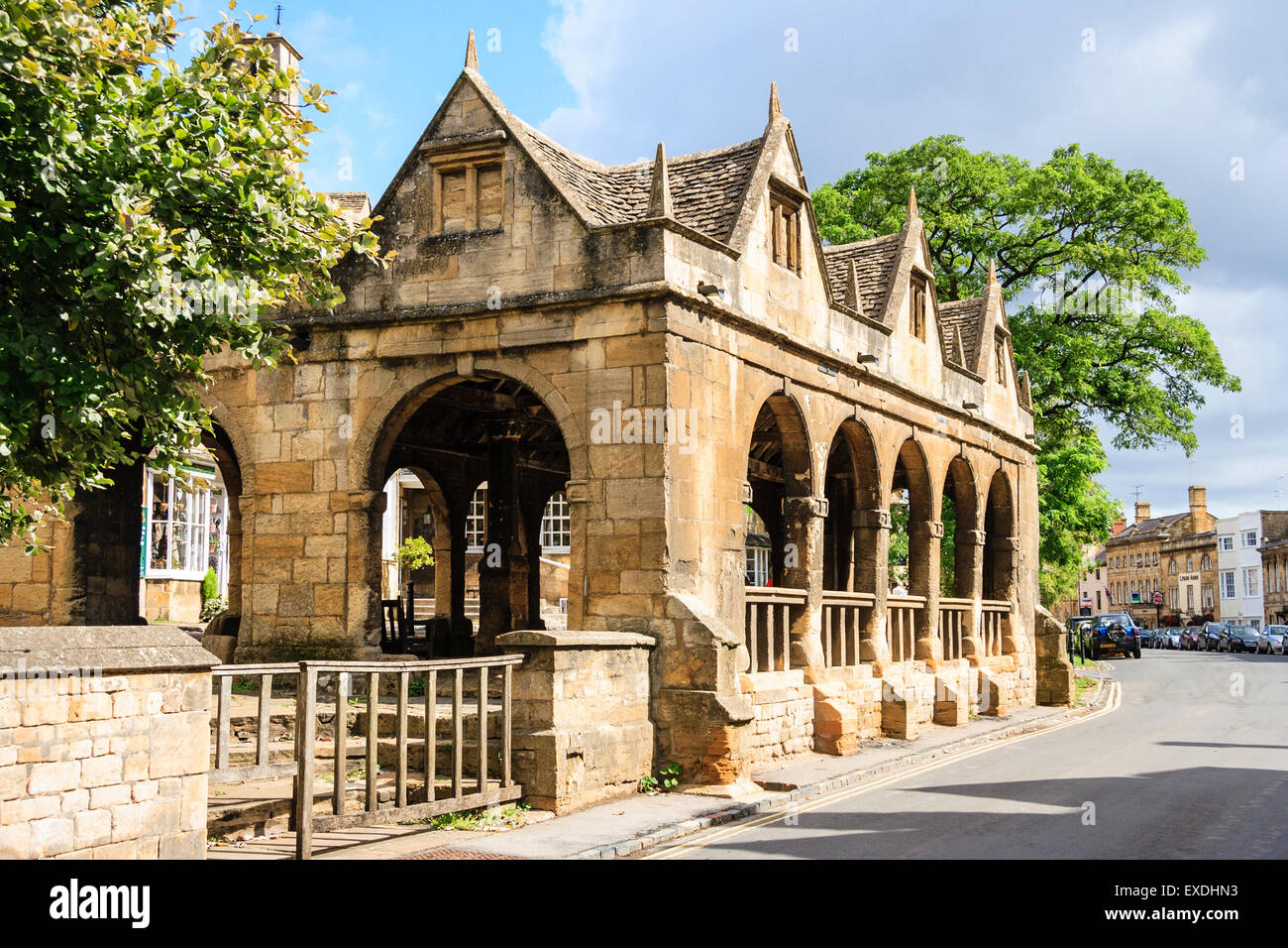 Il Cotswold città di Chipping Campden, famoso Cotswold calcare mercato coperto con archi, costruito nel 1627, un buon esempio di architettura vernacolare. Foto Stock