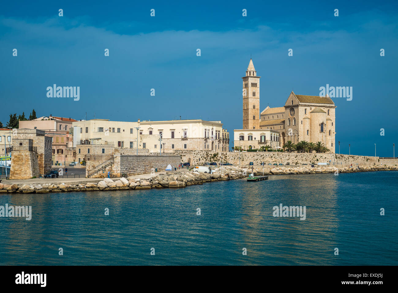 Trani, scenic città al mare Adriatico, Puglia, Italia Foto Stock