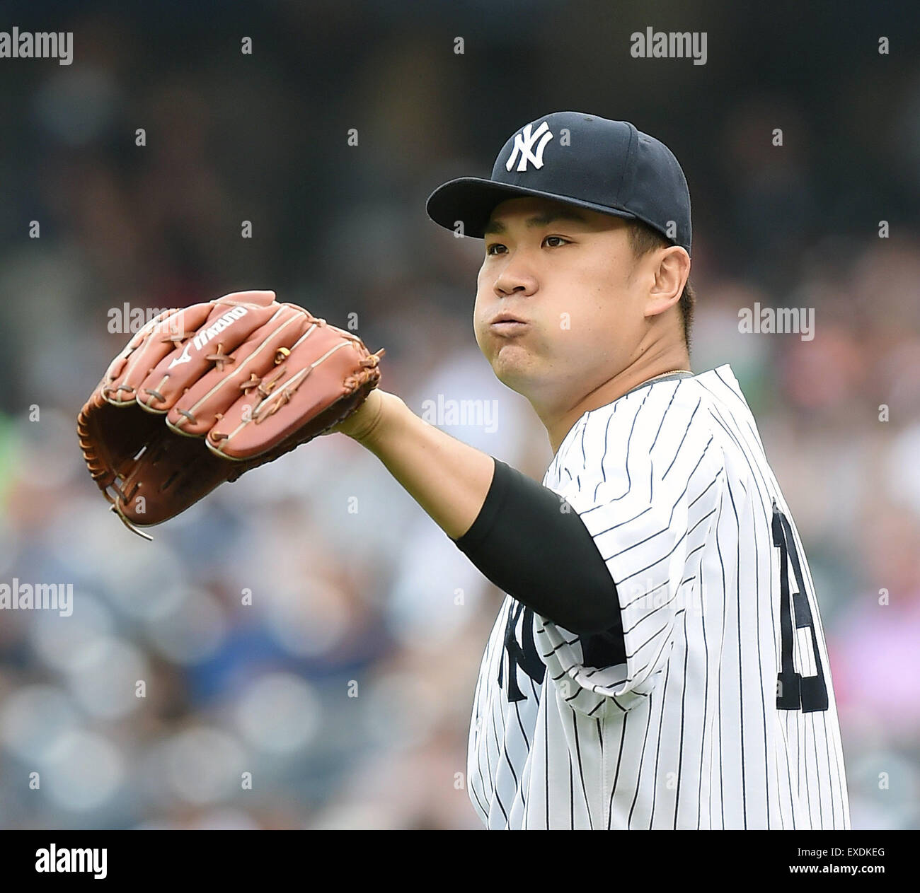 New York, Stati Uniti d'America. 9 Luglio, 2015. Masahiro Tanaka (Yankees) MLB : New York Yankees a partire lanciatore Masahiro Tanaka reagisce durante la partita di baseball contro Oakland atletica allo Yankee Stadium di New York, Stati Uniti . © AFLO/Alamy Live News Foto Stock