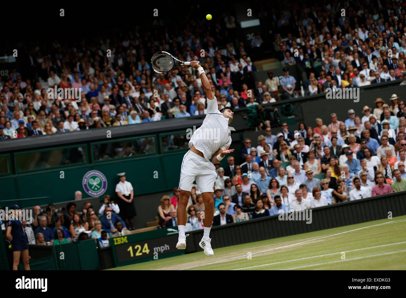 Il torneo di Wimbledon, Londra. 12 Luglio, 2015. Novak Djokovic di Serbia serve a Roger Federer durante gli uomini singoli finale al 2015 campionati di Wimbledon a Wimbledon, a sud-ovest di Londra, 12 luglio 2015. Credito: Voi Pingfan/Xinhua/Alamy Live News Foto Stock