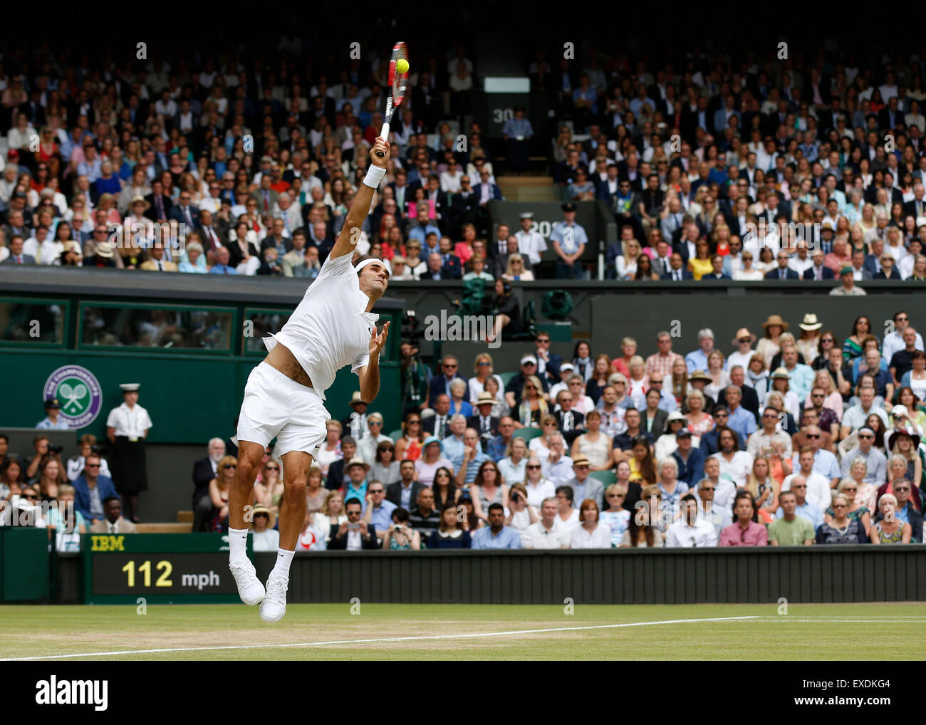 Il torneo di Wimbledon, Londra. 12 Luglio, 2015. Roger Federer serve a Novak Djokovic di Serbia durante gli uomini singoli finale al 2015 campionati di Wimbledon a Wimbledon, a sud-ovest di Londra, 12 luglio 2015. Credito: Voi Pingfan/Xinhua/Alamy Live News Foto Stock