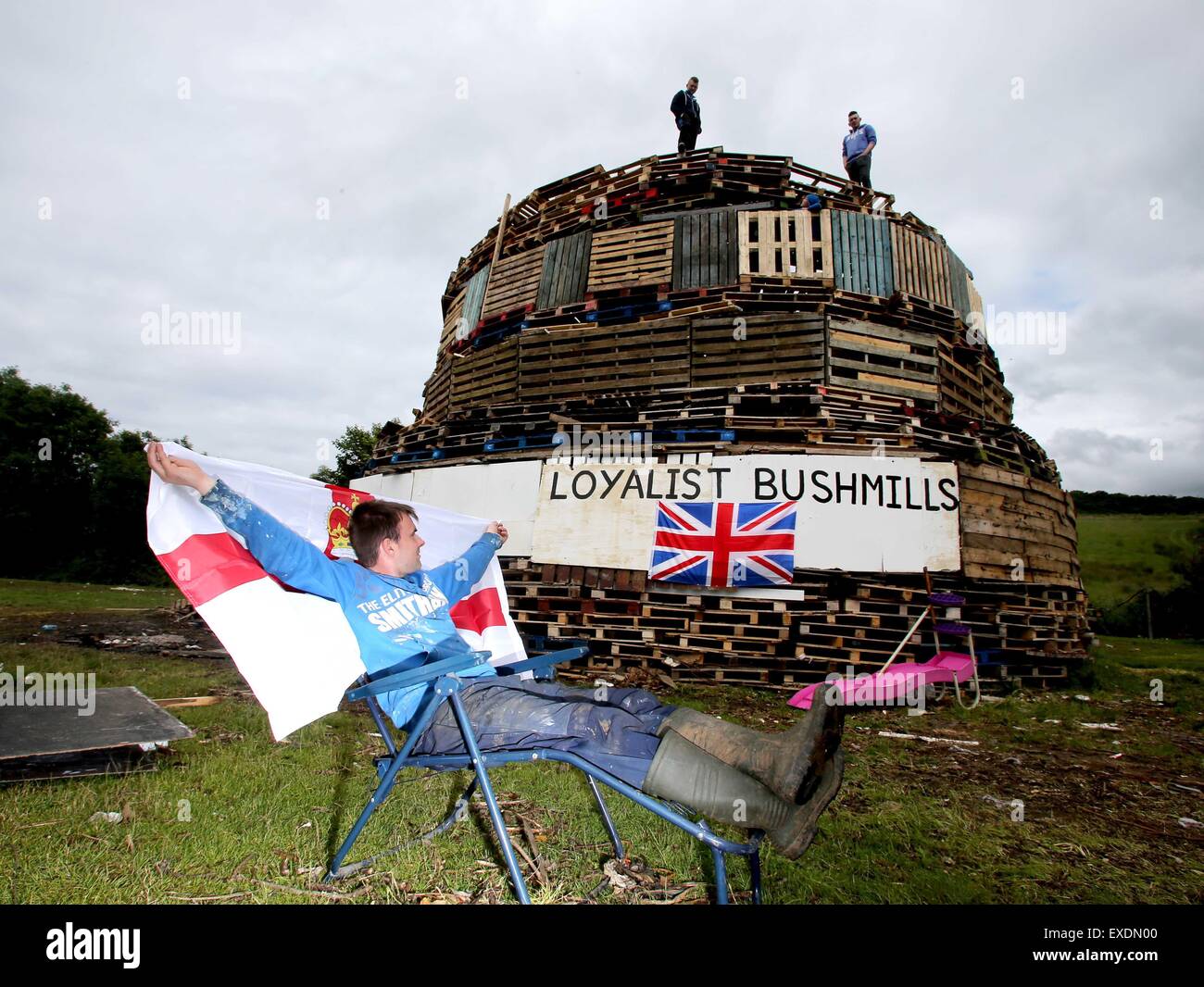 Preperations in corso a Bushmills falò.. Kailan Boyce e Georgia Wilmot si prende una pausa durante il falò edificio in Bushmills Co Antrim in preparazione per la XII di luglio le celebrazioni. Credito: Steven McAuley/Alamy Live News Foto Stock