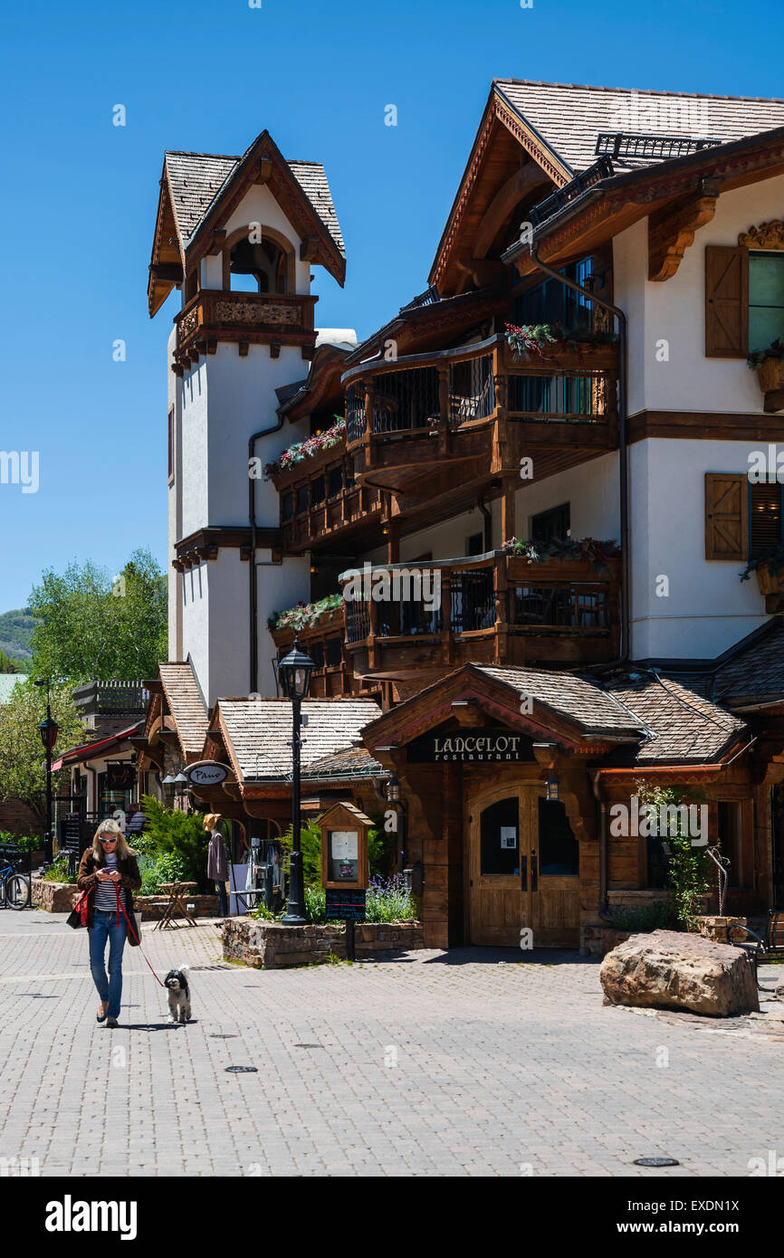 Un turista con un cane a camminare per le strade della città di Vail , Colorado, USA, America del Nord, Stati Uniti Foto Stock