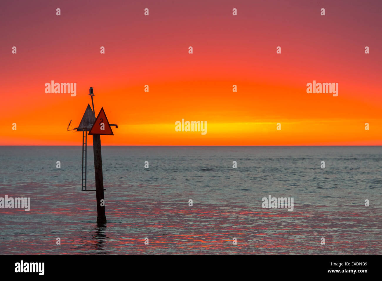 Navigazione marker per via navigabile nel Golfo del Messico presso il Molo Venezia in Florida con il cielo al tramonto Foto Stock