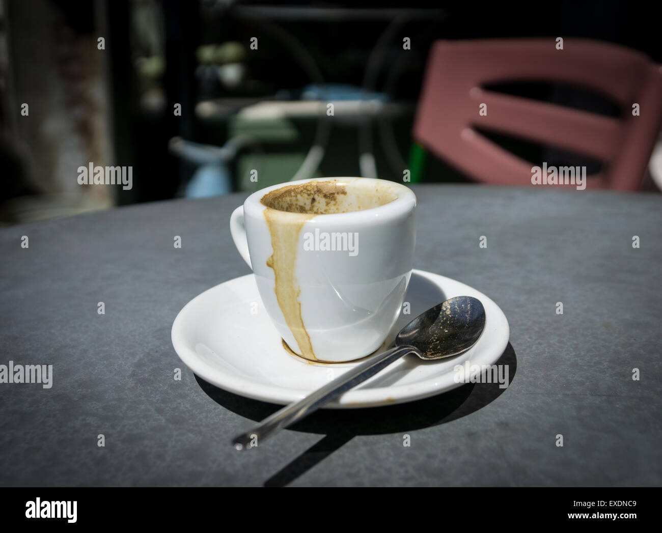 Un vuoto che la tazza da caffè con piattino e cucchiaio. Foto Stock