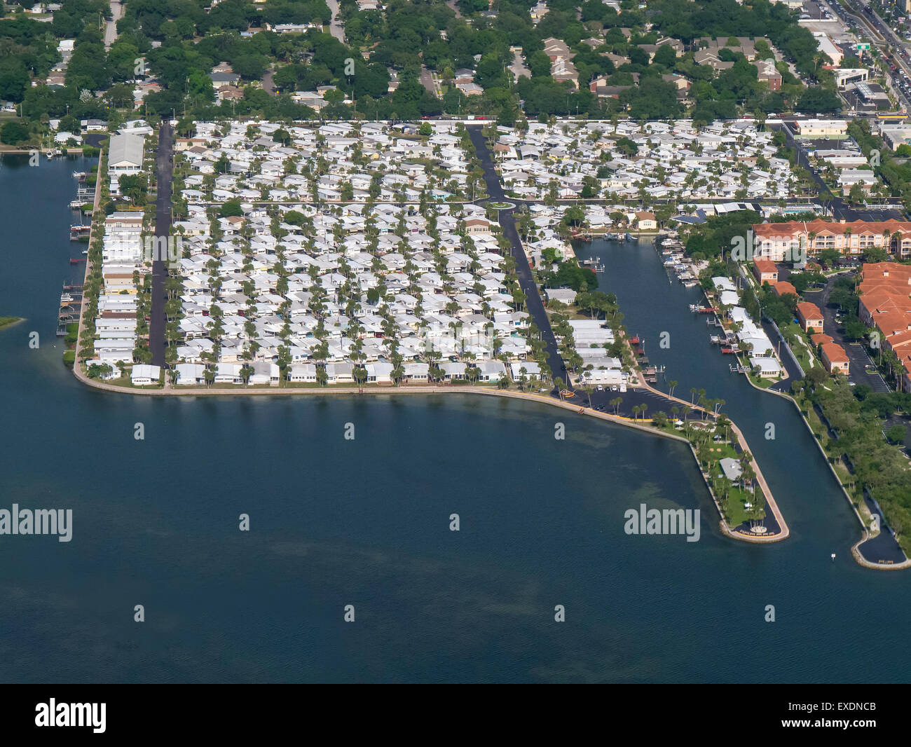 Antenne di case sull'acqua nella zona suburbana di Tampa Floridaa Foto Stock