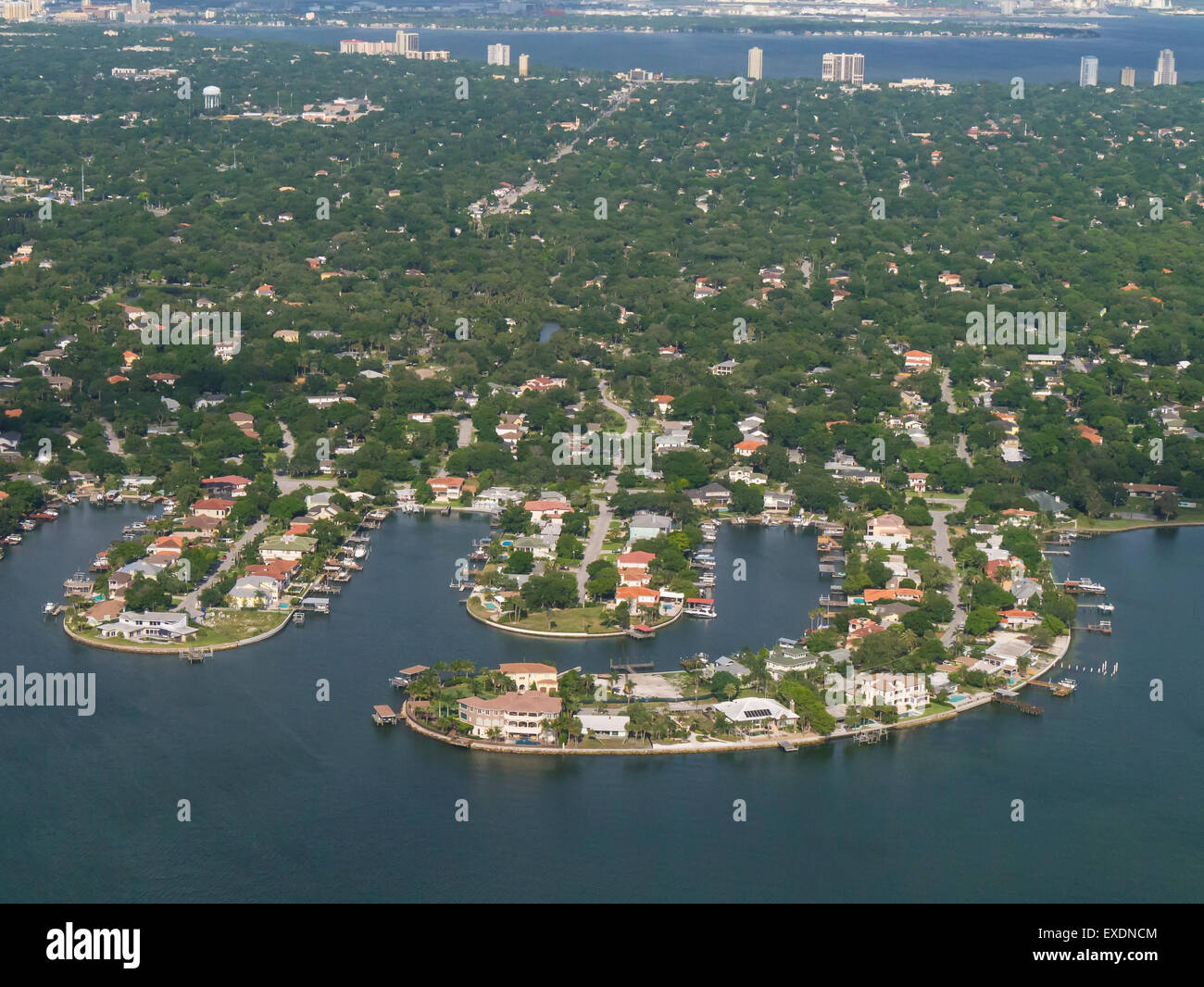 Antenne di case sull'acqua nella zona suburbana di Tampa Florida Foto Stock