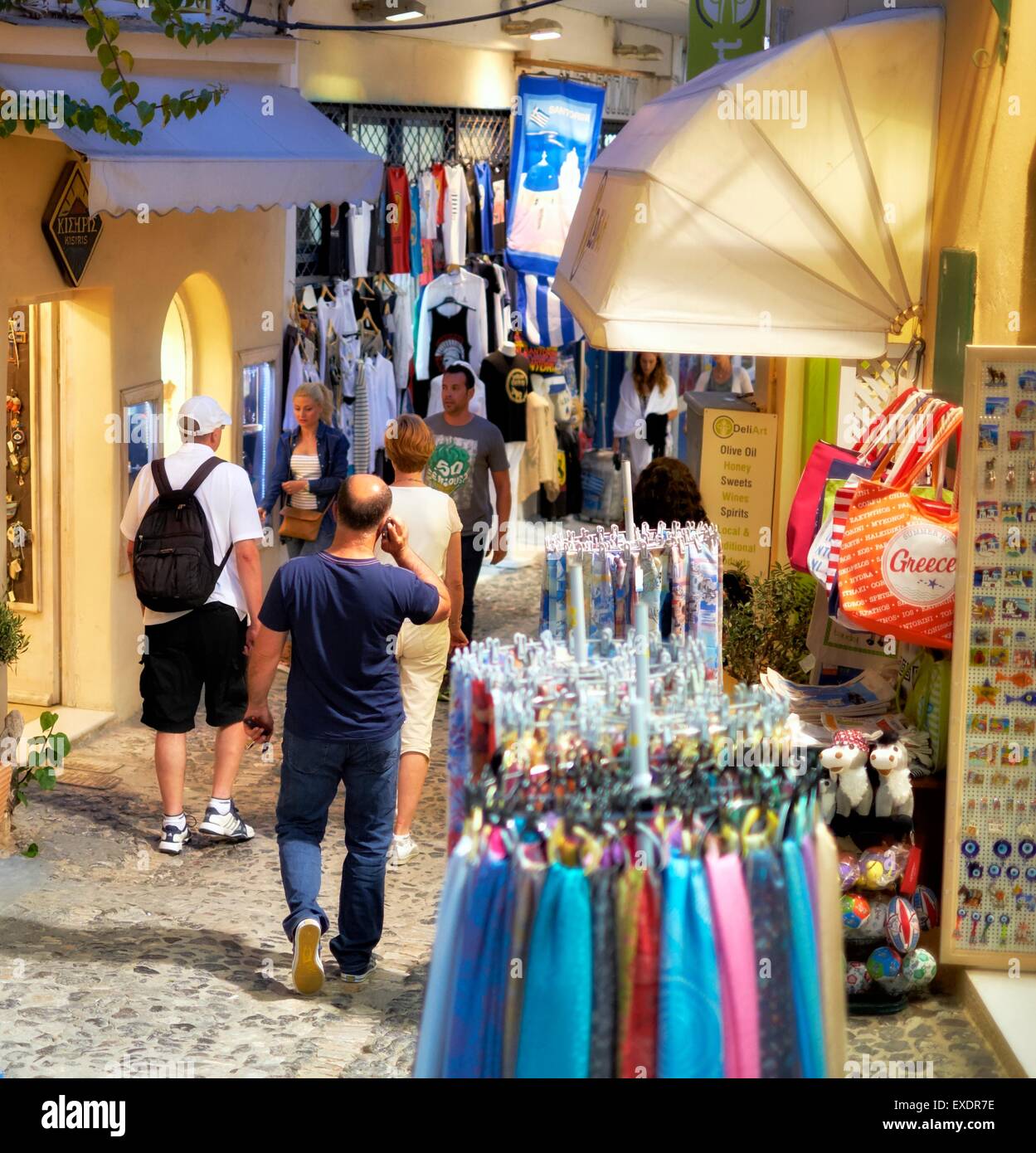 Notte di shopping in città capitale di Fira Santorini Grecia Foto Stock