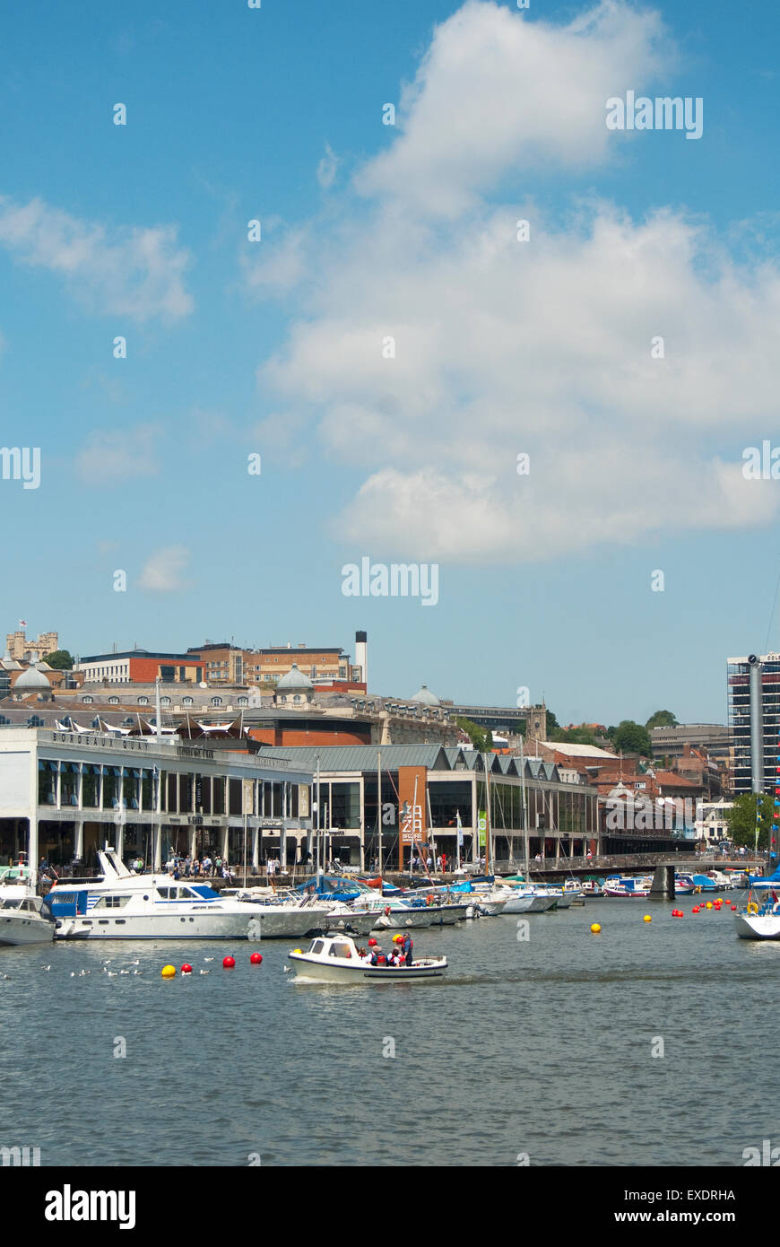 Documentario di immagini da Bristol Harbourside mostrando le imbarcazioni da diporto con waterside bar e dello skyline di Bristol in background. Foto Stock