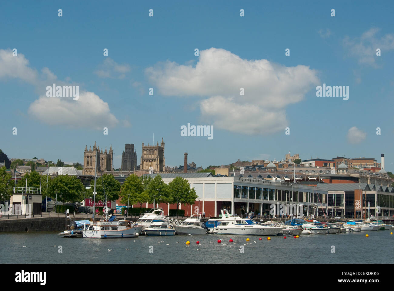 Documentario immagini dal porto di Bristol-lato che mostra le imbarcazioni da diporto con waterside bar e dello skyline di Bristol in background. Foto Stock