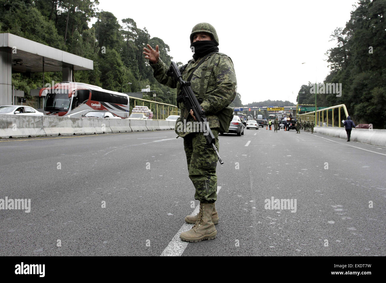 Città del Messico. 12 Luglio, 2015. Un soldato dell'esercito messicano sta di guardia in un casello di Mexico-Toluca autostrada, a Città del Messico, capitale del Messico, il 12 luglio 2015. Il Messico di farmaco il perno del fuso a snodo del cartello Joaquin 'El' Chapo Guzman fuggiti dal carcere attraverso un tunnel di oltre 1,5 km a lungo sotto la sua cella, hanno detto le autorità Domenica. Guzman, leader di Sinaloa drug cartello, scomparso dalla massima sicurezza prigione Altiplano al di fuori della Città del Messico Sabato notte, secondo la commissione per la sicurezza nazionale. Credito: Jair Cabrera/Xinhua/Alamy Live News Foto Stock