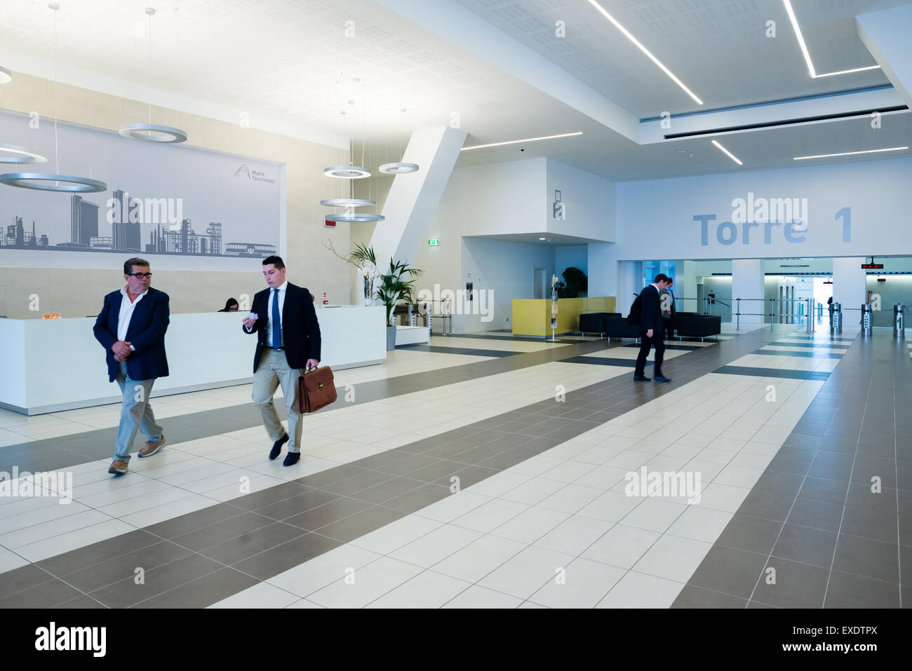 Milano, Italia - 27 settembre: Garibaldi torri interni il 27 settembre 2013. Le Torri Garibaldi sono due importanti moderni grattacieli, alta 100 m, energia autosufficiente grazie ai pannelli solari e materiali isolanti Foto Stock