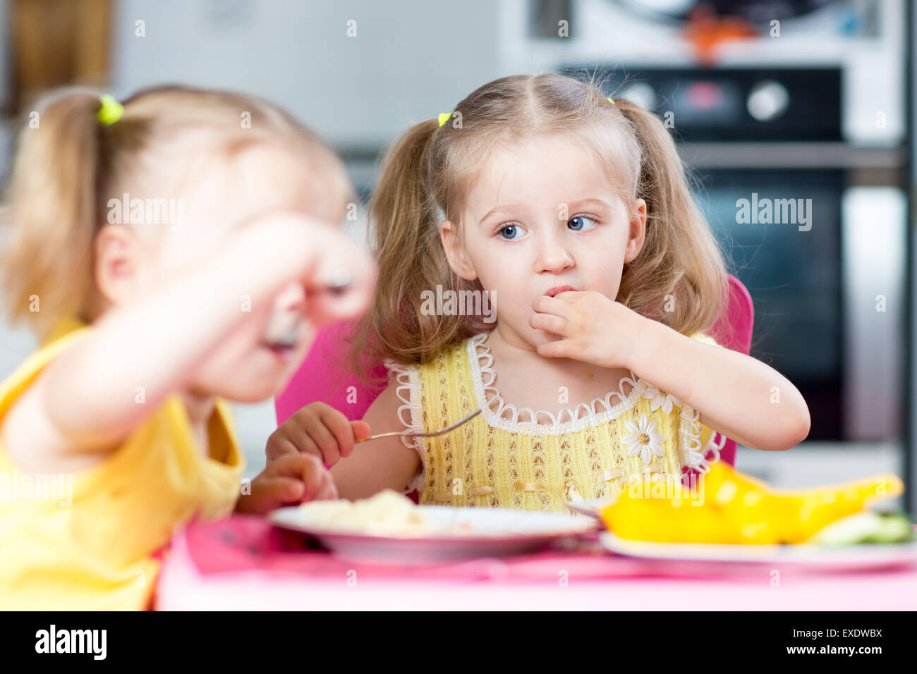I bambini mangiano a scuola o a casa Foto Stock