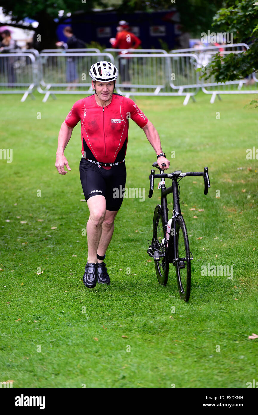 Markeaton Park, Derby, Regno Unito. Il 12 luglio 2015. Gordon Ramsey uscendo dalla transizione di bici a Jenson Button fiducia Triathlon in Markeaton Park, Derby, Regno Unito. 12 luglio 2015 Credit: Steve Tucker/Alamy Live News Foto Stock