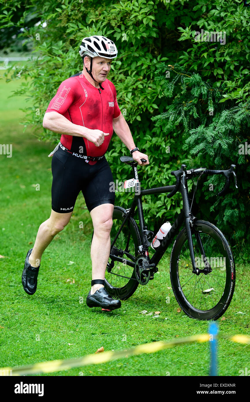 Markeaton Park, Derby, Regno Unito. Il 12 luglio 2015. Gordon Ramsey uscendo dalla transizione di bici a Jenson Button fiducia Triathlon in Markeaton Park, Derby, Regno Unito. 12 luglio 2015 Credit: Steve Tucker/Alamy Live News Foto Stock