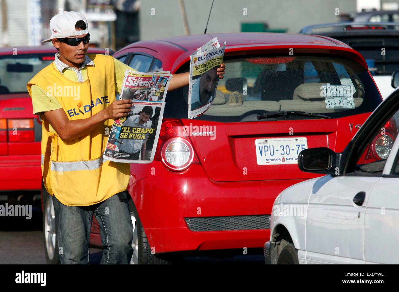 Mazatlan, Messico. 12 Luglio, 2015. Un uomo vende il giornale che mostra le ultime notizie di Joaquin Guzman Loera la Fuga dalla prigione nella città di Mazatlan, Sinaloa, Messico, il 12 luglio 2015. Il Messico di farmaco il perno del fuso a snodo del cartello Joaquin 'El' Chapo Guzman fuggiti dal carcere attraverso un tunnel di oltre 1,5 km a lungo sotto la sua cella, hanno detto le autorità Domenica. Guzman, leader di Sinaloa drug cartello, scomparso dalla massima sicurezza prigione Altiplano al di fuori della Città del Messico Sabato notte, secondo la commissione per la sicurezza nazionale. Credito: Juan Perez/Xinhua/Alamy Live News Foto Stock