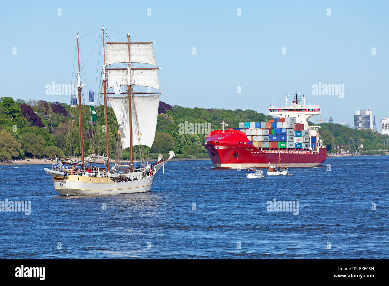 Nave a vela e il contenitore della nave 'Frederik', 826. Compleanno di Porto, Finkenwerder, Amburgo, Germania Foto Stock