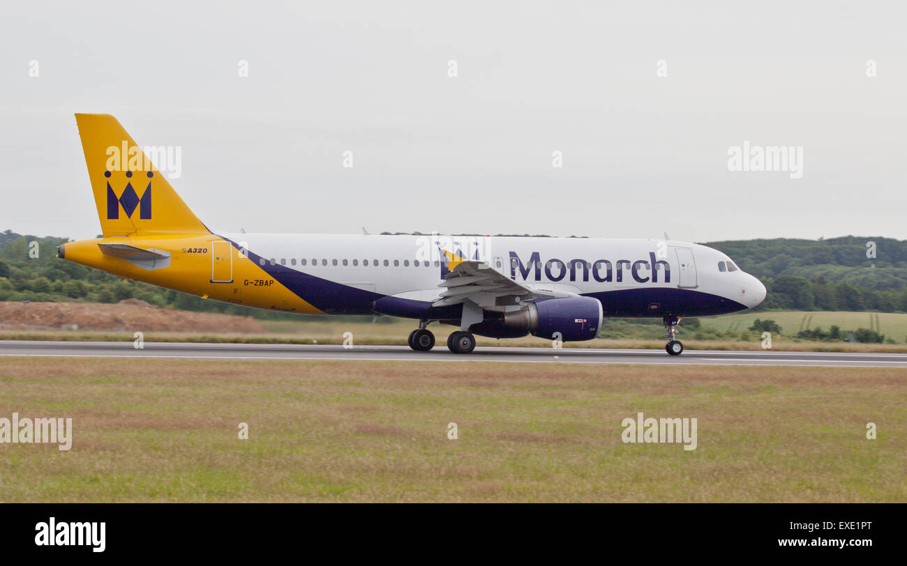 La Monarch Airlines Airbus A320 G-ZBAP decollo dall aeroporto London-Luton LTN Foto Stock