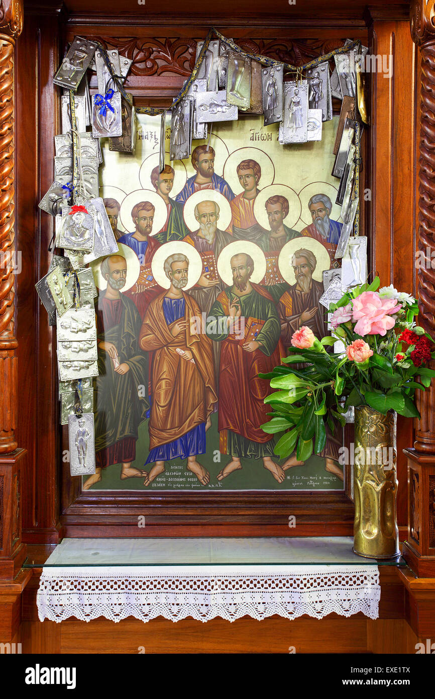 Icone adornata con offerte votive, visto qui nella cattedrale di Rethymnon sull'isola greca di Creta. Foto Stock