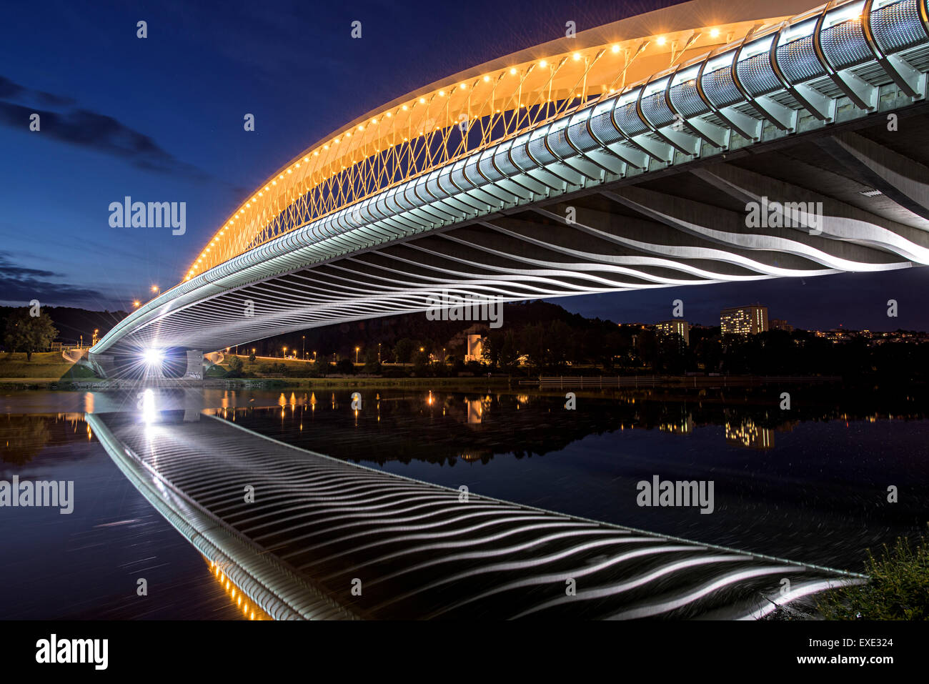 Troja ponte che attraversa il fiume Moldava di notte Foto Stock