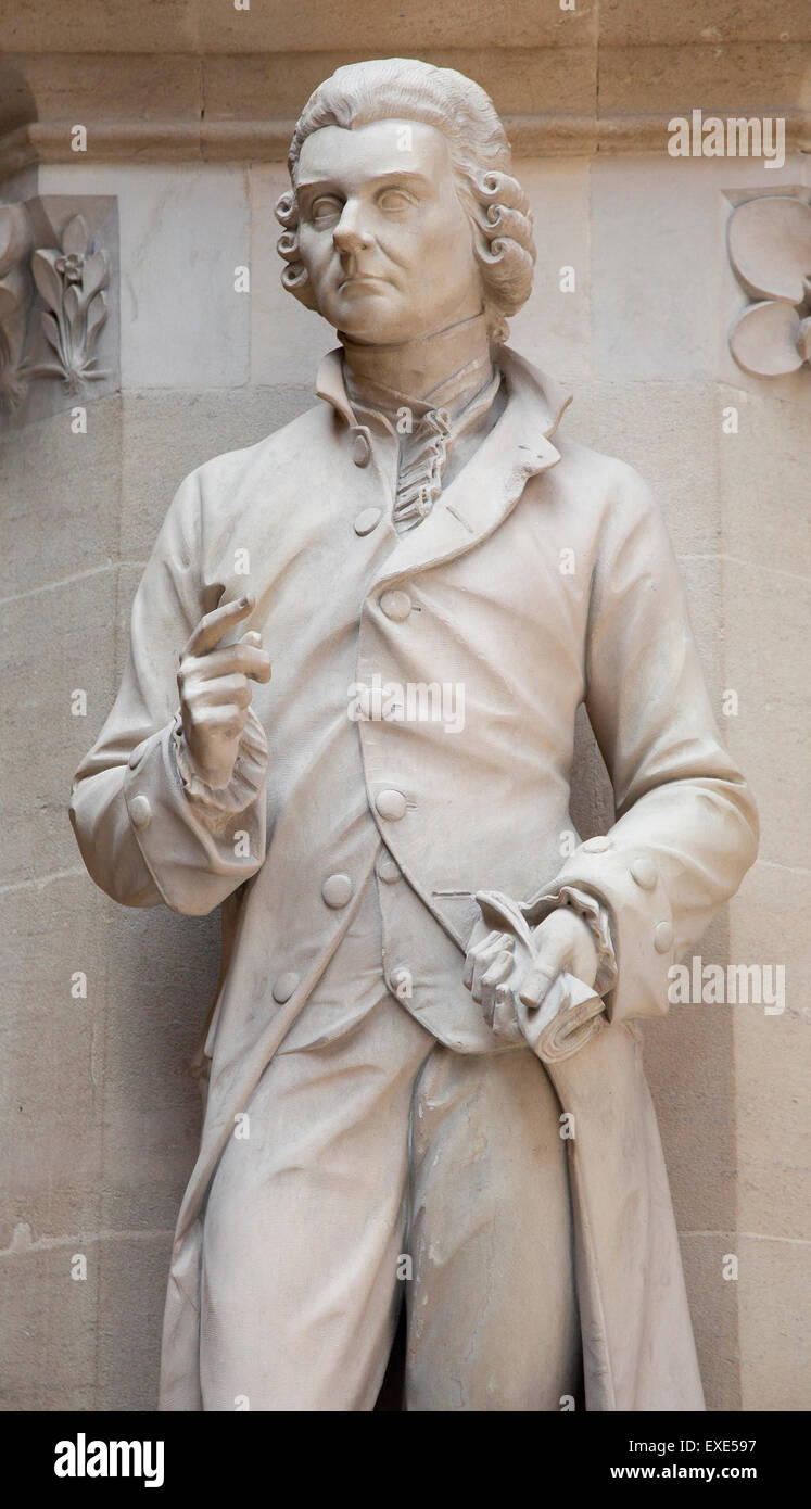 Statua di discoverer sacerdotale di ossigeno,una delle numerose statue di sapienti sul display presso la Oxford Museo di Storia Naturale Foto Stock